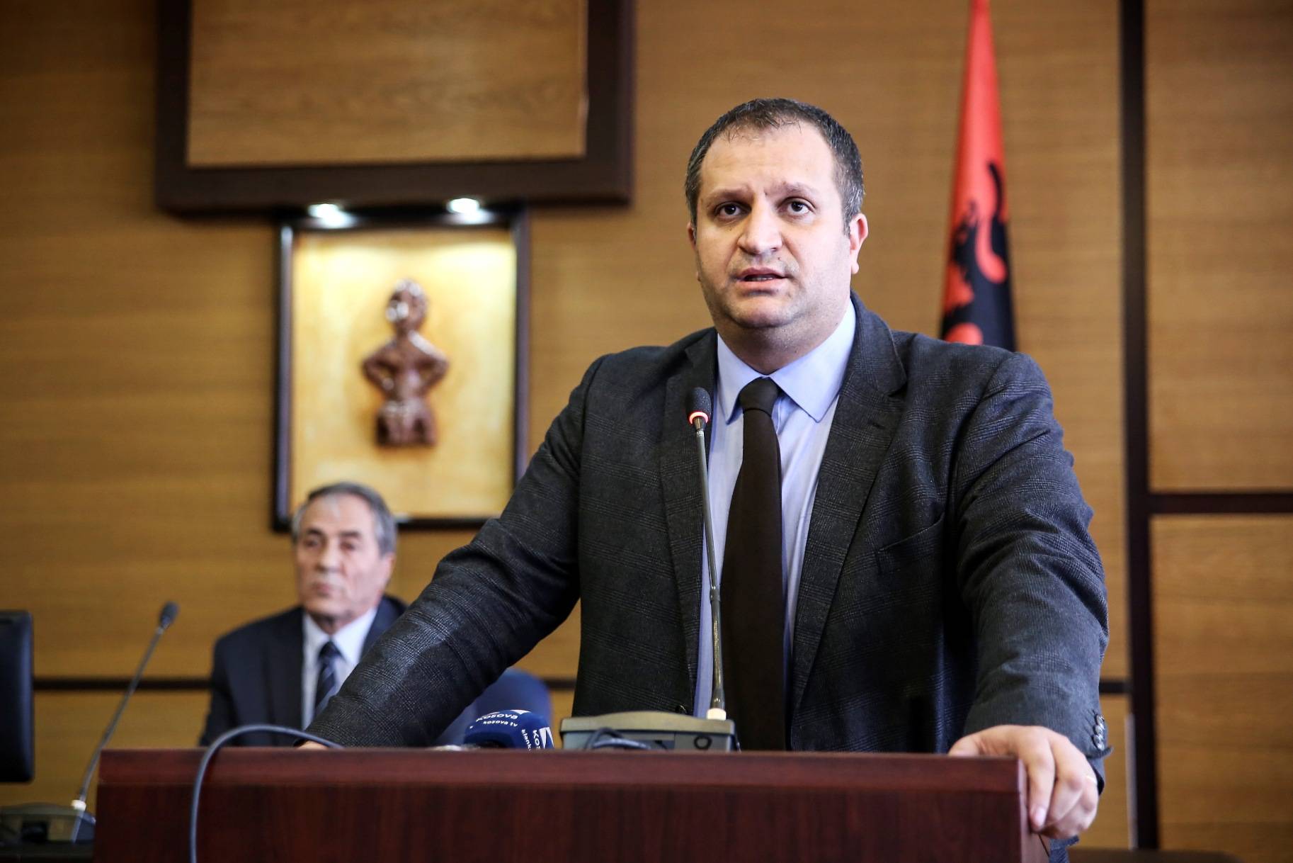 Shpend Ahmeti serish kryetar i Prishtinës