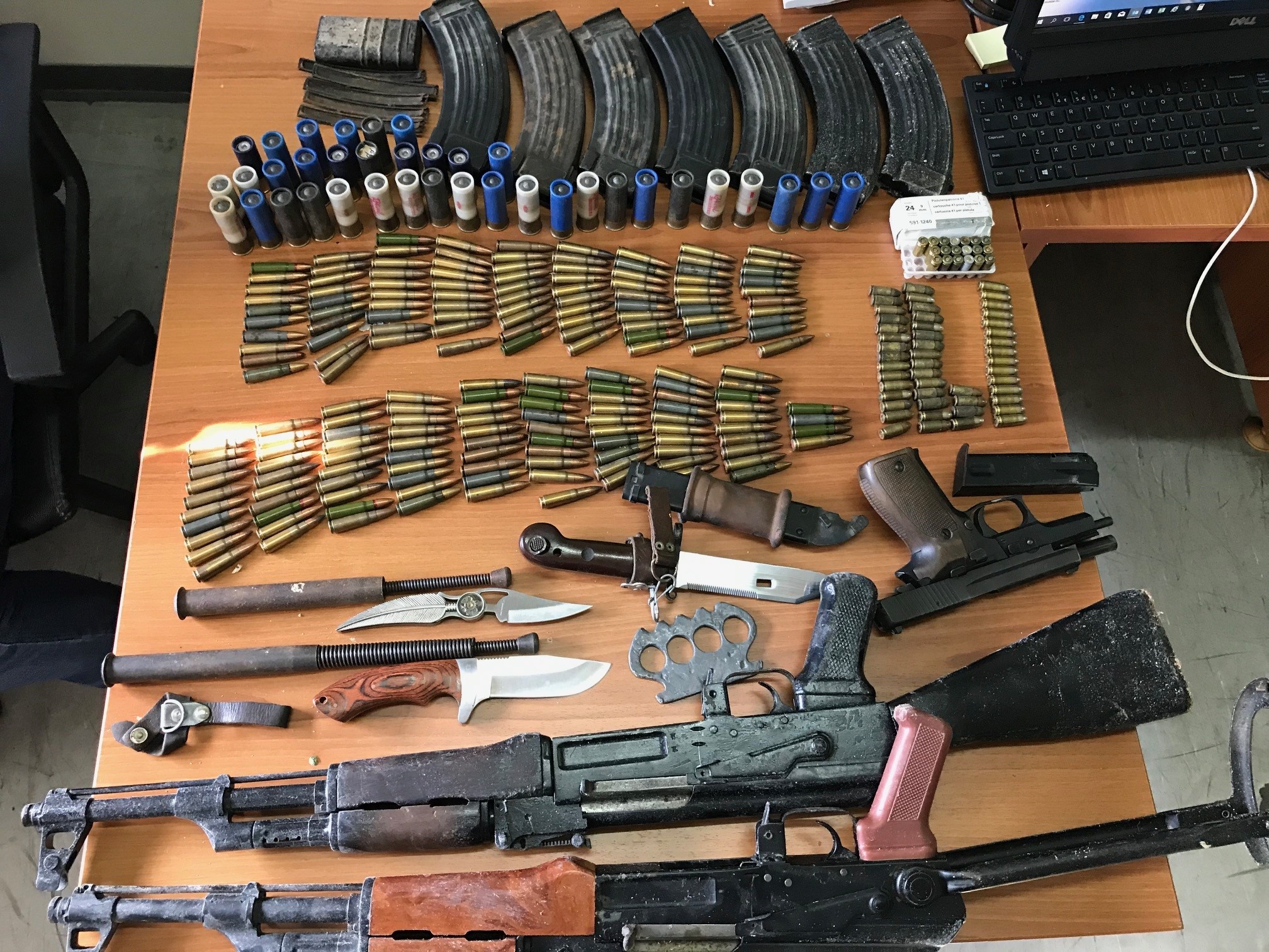 Policia e Kosovës konfiskon armë dhe municion në Gjakovë 