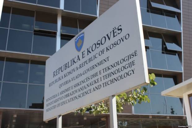Të diplomuarit në Gjakovë hetohen nga MASHT-i
