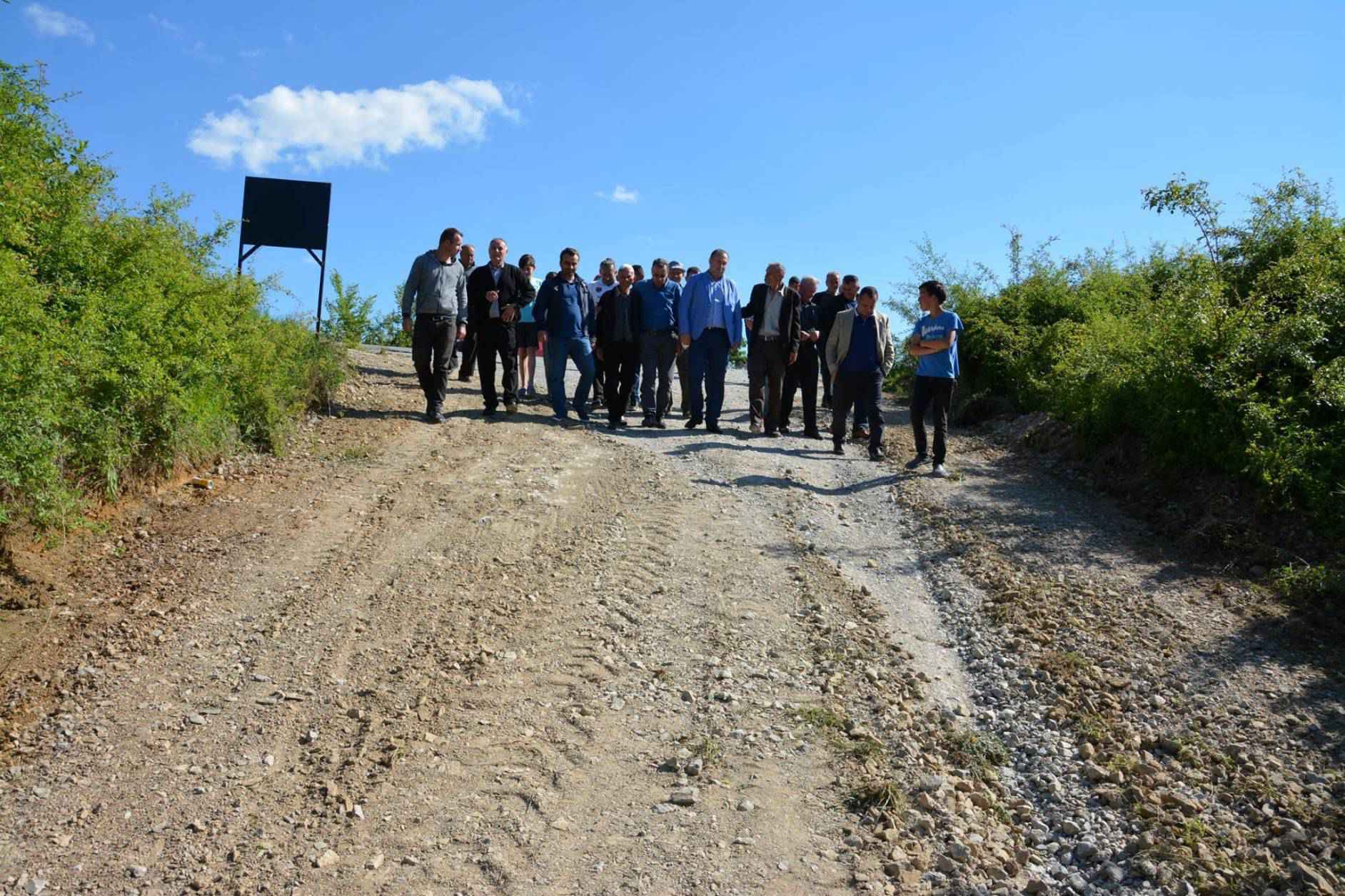 Nisin punimet për asfaltimin e një rrugë në fshatin Shtupel të Klinës