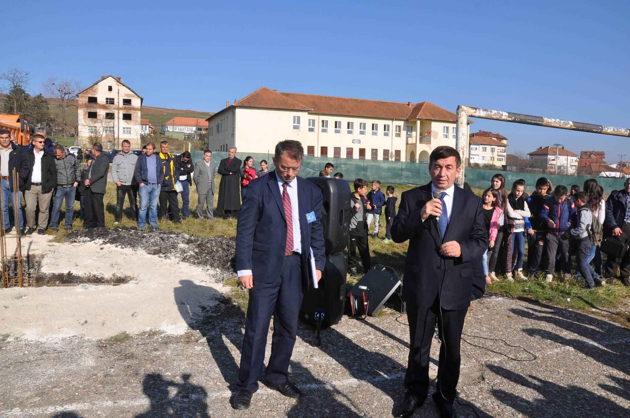 Vihet gurëthemeli i shkollës në Magurë dhe asaj në Pjetershticë