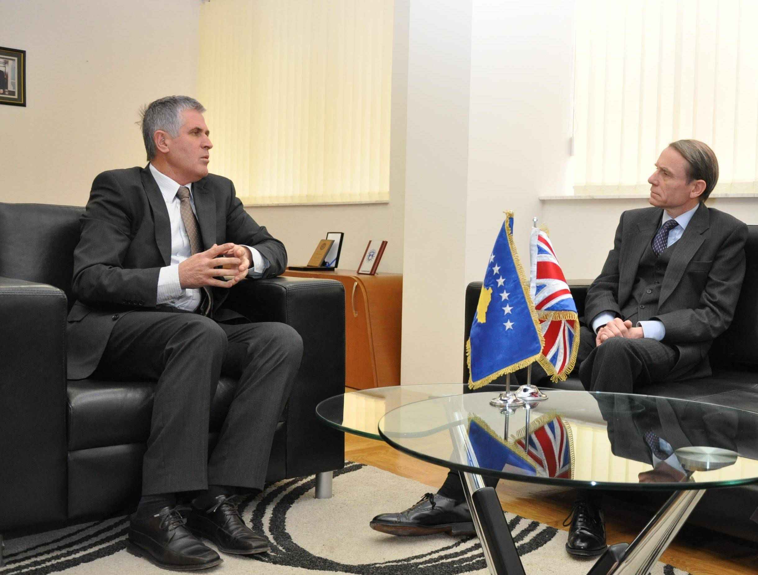 Ministri Rexhepi priti ambasadorin e MB-së, Ian Cameron Cliff