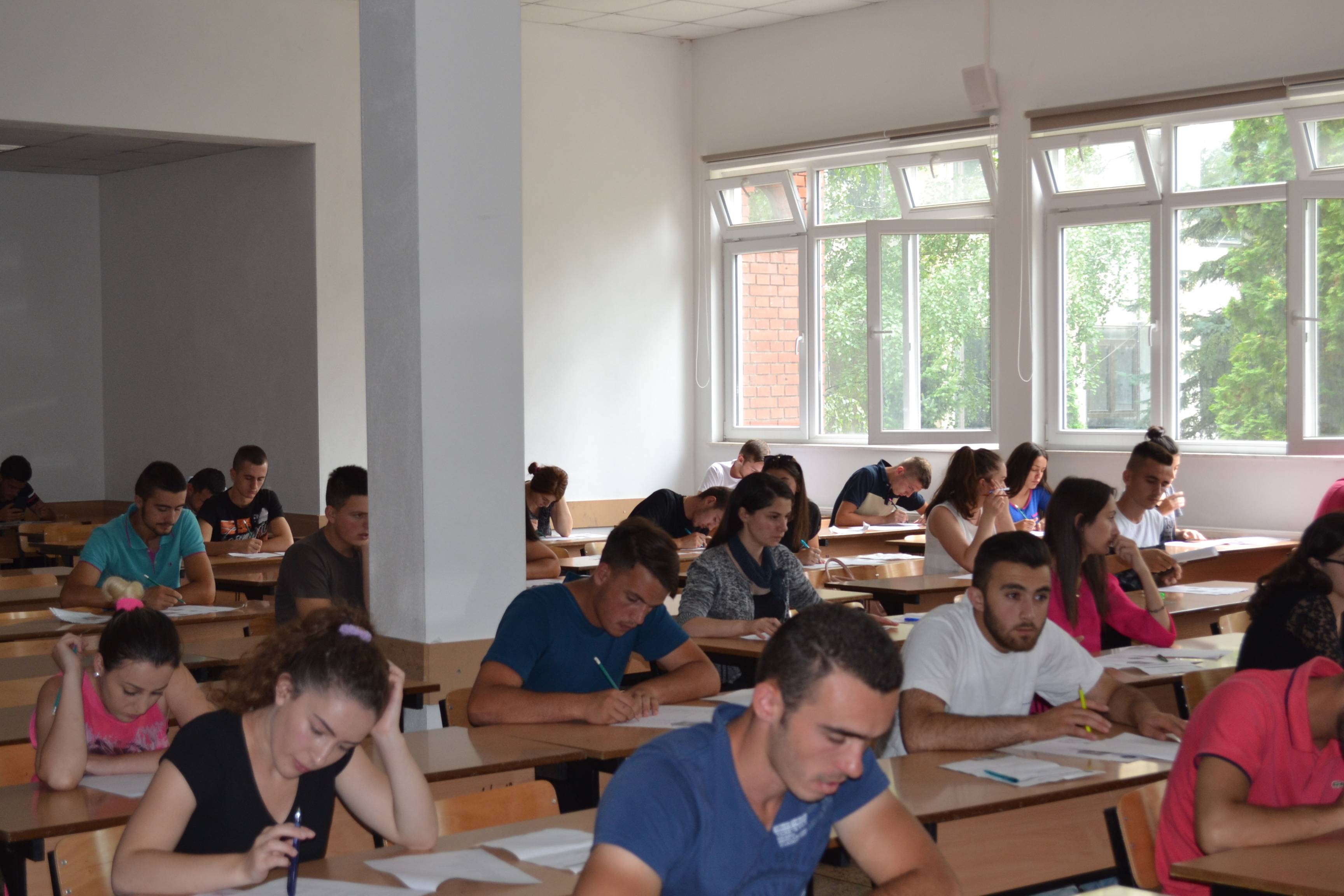 1335 kandidatë aplikojnë për të studiuar në Universitetin e Mitrovicës