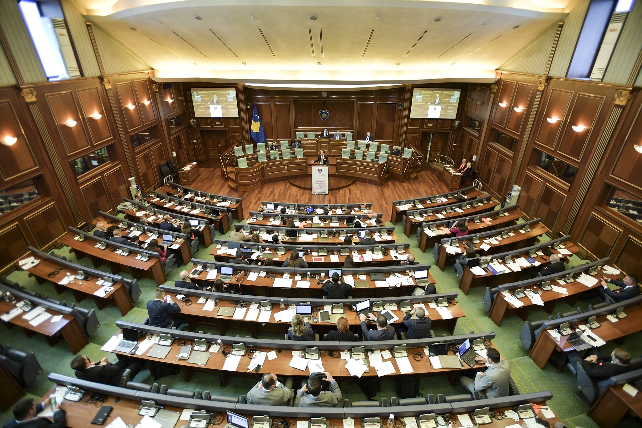 Kuvendi debaton për pagat në sektorin publik