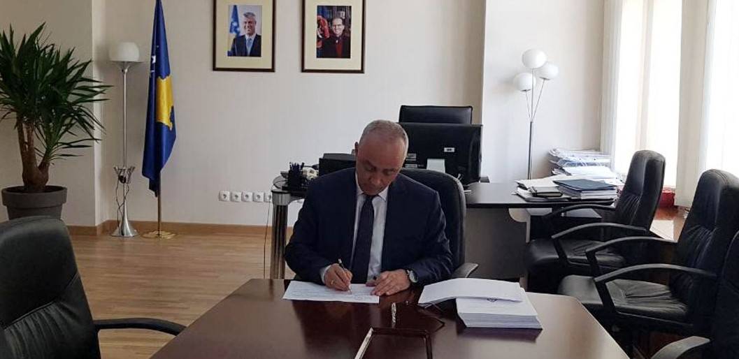 Ministri Zharku nënshkroi udhëzimin administrativ për brezin rrugor 