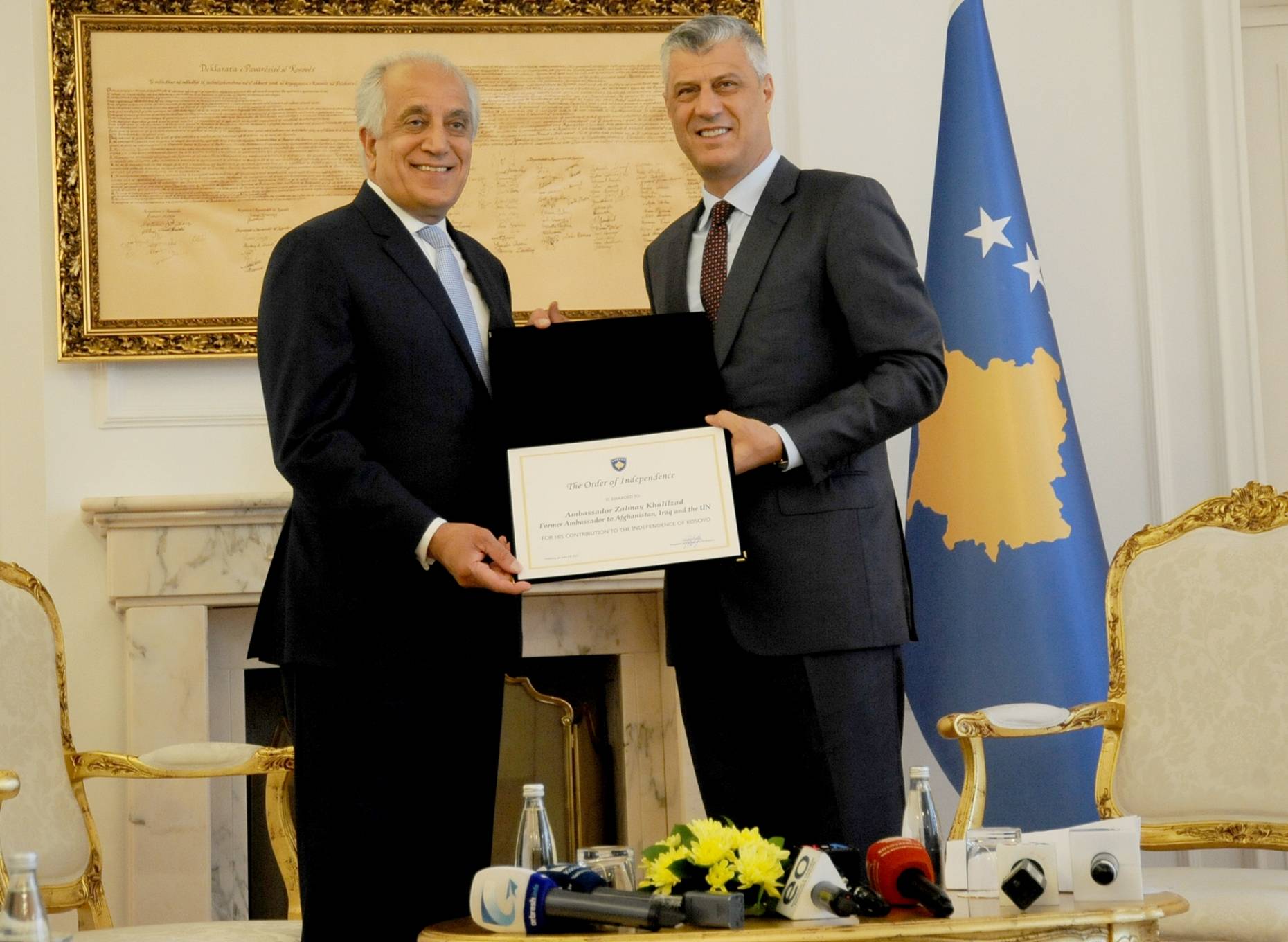 Presidenti dekoroi ambasadorin Khalilzad me 'Urdhrin e Pavarësisë'