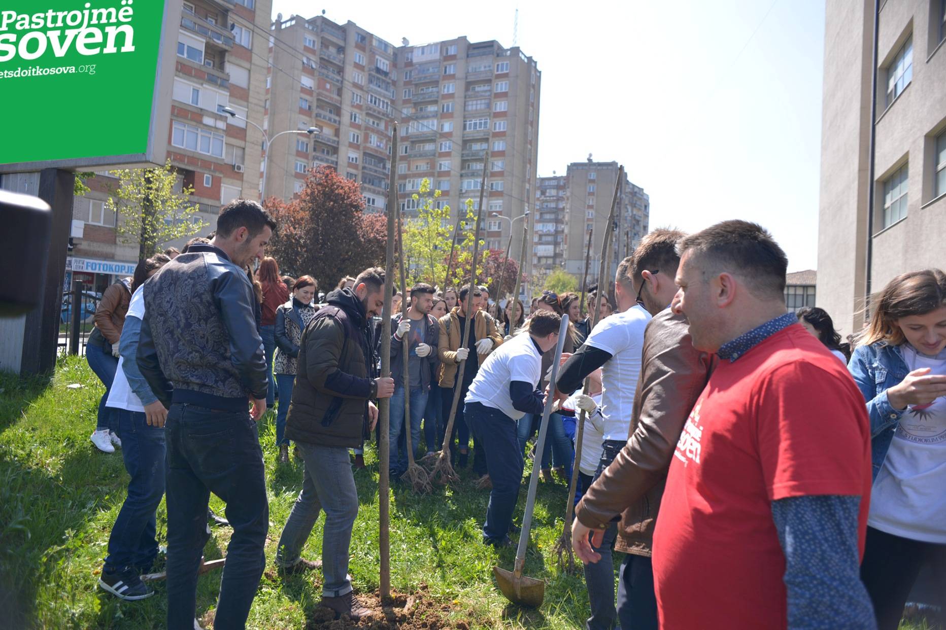 Let’s Do It Kosova mbjellë qindra fidane në oborre të shkollave në Viti