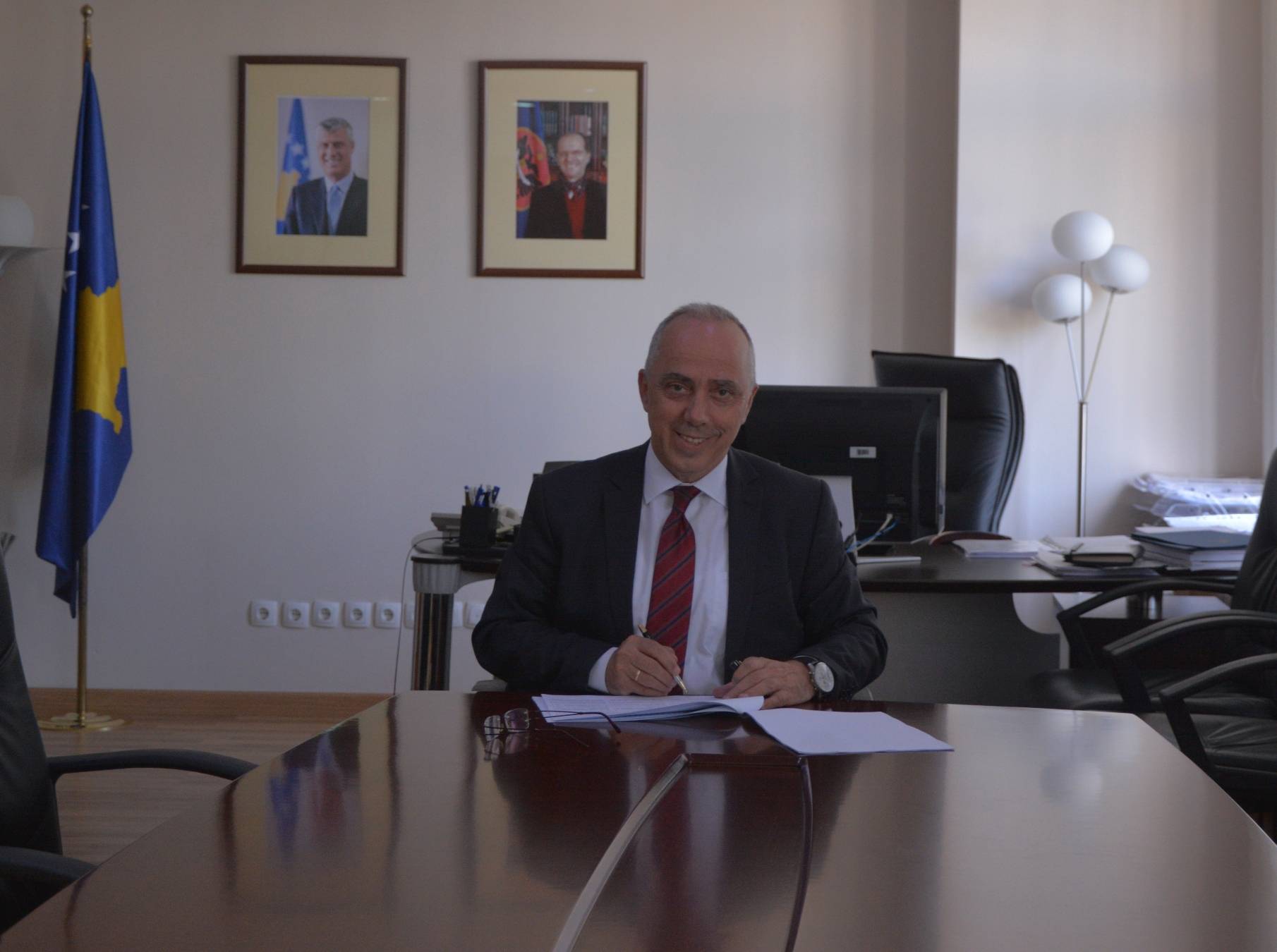 Ministri Zharku nënshkroi dy udhëzime administrative