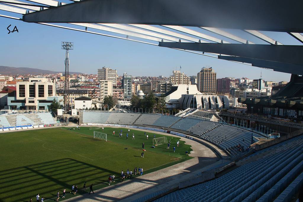 Stadiumit “Fadil Vokrri” në Prishtinë i shtohet edhe shtatorja e tij