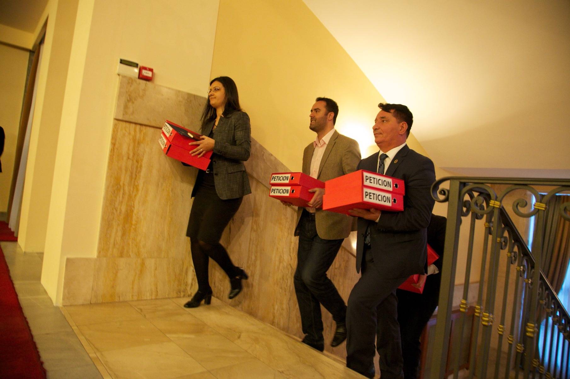 Opozita i dorëzoi Presidentes peticionin e 205.254 qytetarëve