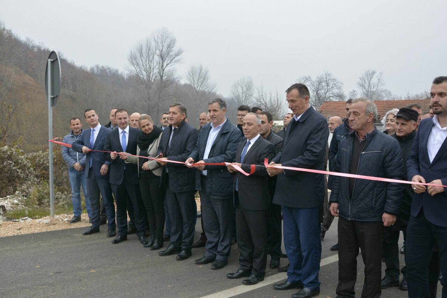 Përurohet asfaltimi i fazës së  parë të rrugës Deçan - Kozhnjerë