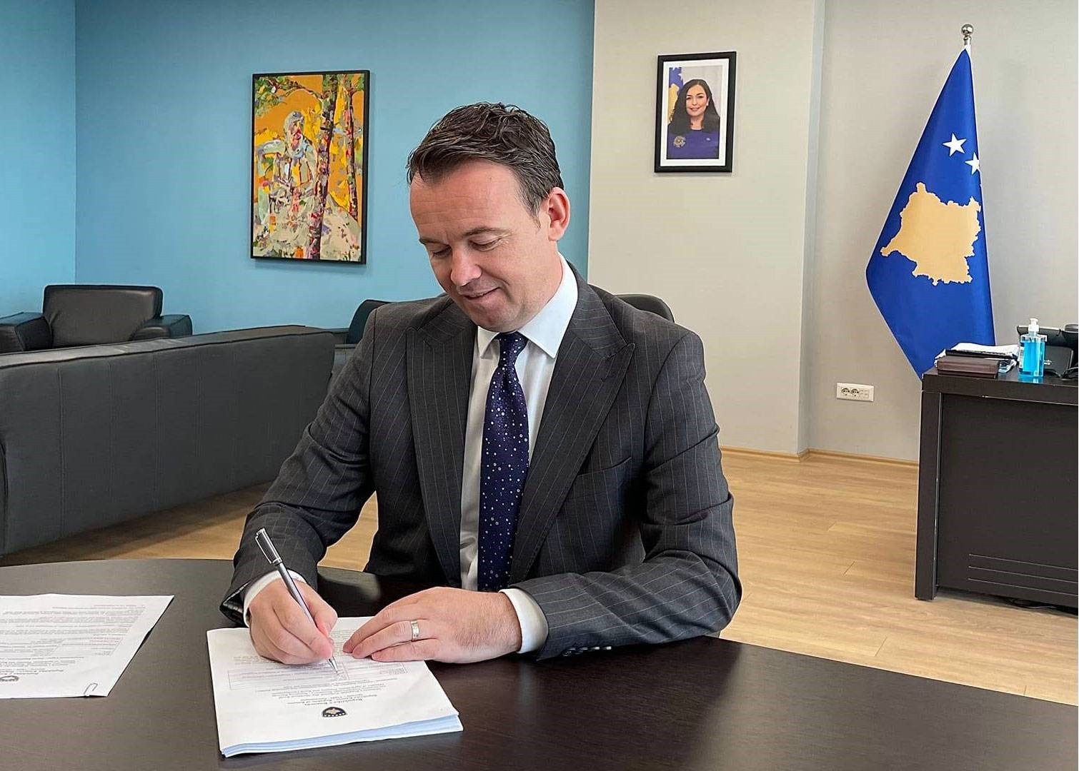 Ministri Peci nënshkruan Udhëzimin Administrativ për kafshët shoqëruese