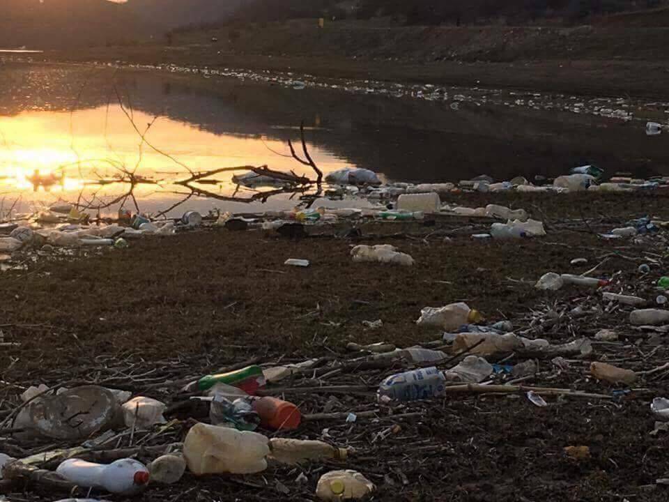 Rinia e LDK-së largon mbeturinat nga liqeni i Badovcit