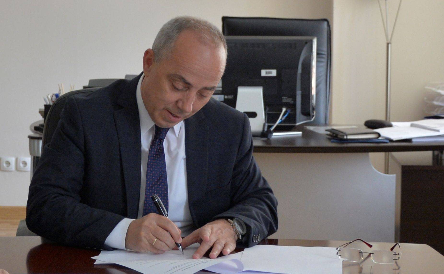 Ministri Zharku nënshkruan udhëzimin për trajnerë të patentë shoferit