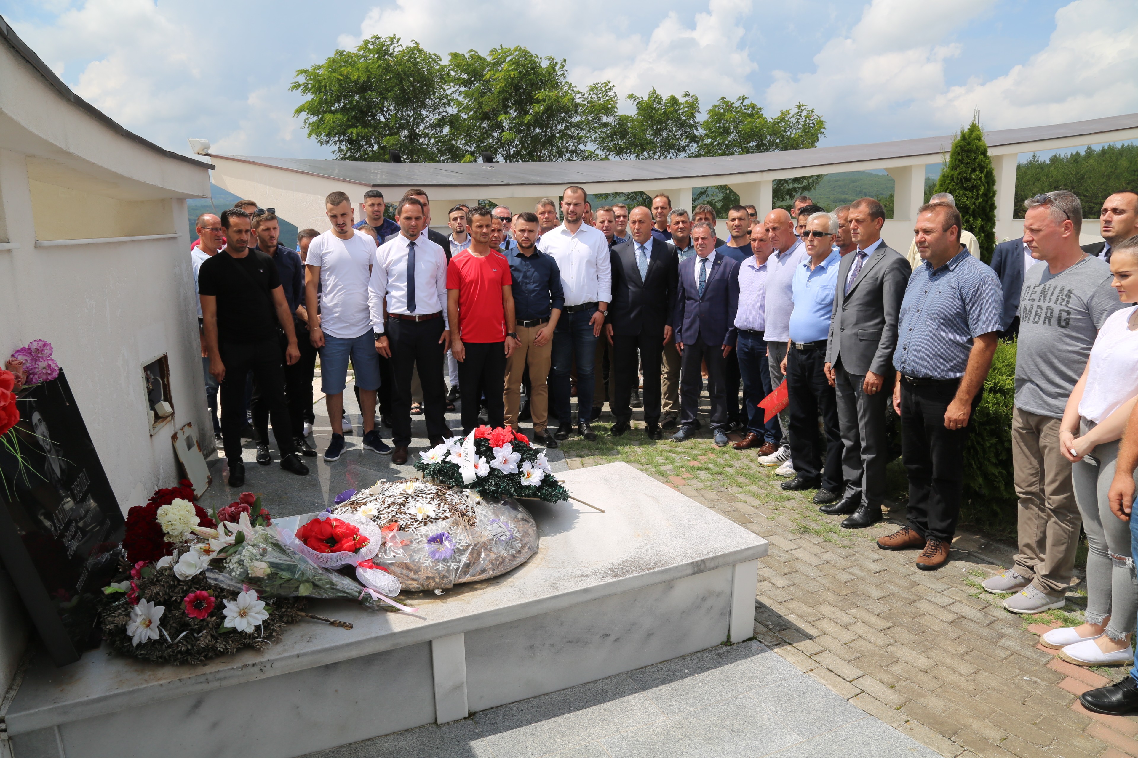 Kryeministri Haradinaj përkujton dëshmorin Rahim Beqiri