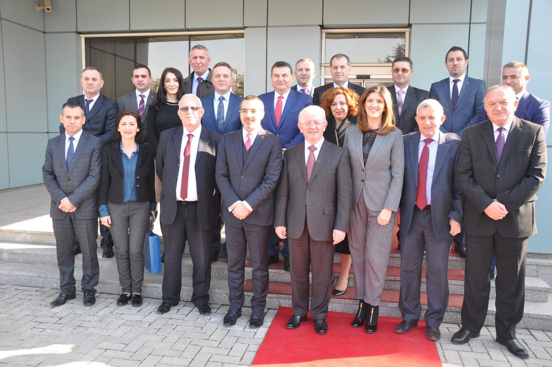 Ministrat Hyseni e Tahiri diskutojn për situaten e sigurisë në rajon