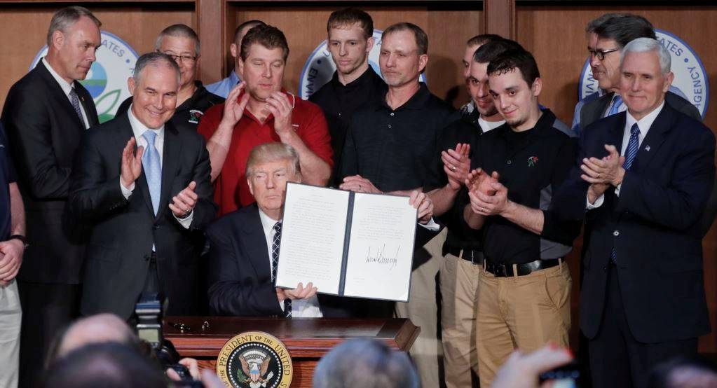 Presidenti Trump nënshkruan urdhërin ekzekutiv për mjedisin 