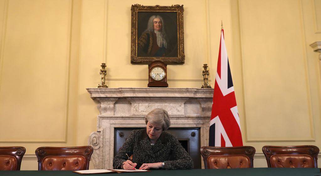 Kryeministrja e Britanisë nënshkruan daljen e Britanisë nga BE-ja