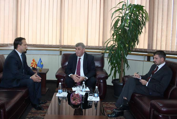 Hoxha takohet me Ambasadorin maqedon Strasevski