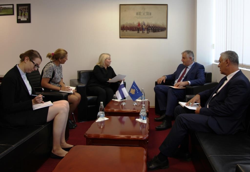 Ministri Rrustem Berisha priti në takim ambasadoren e Finlandës, Pia Stjernvall 