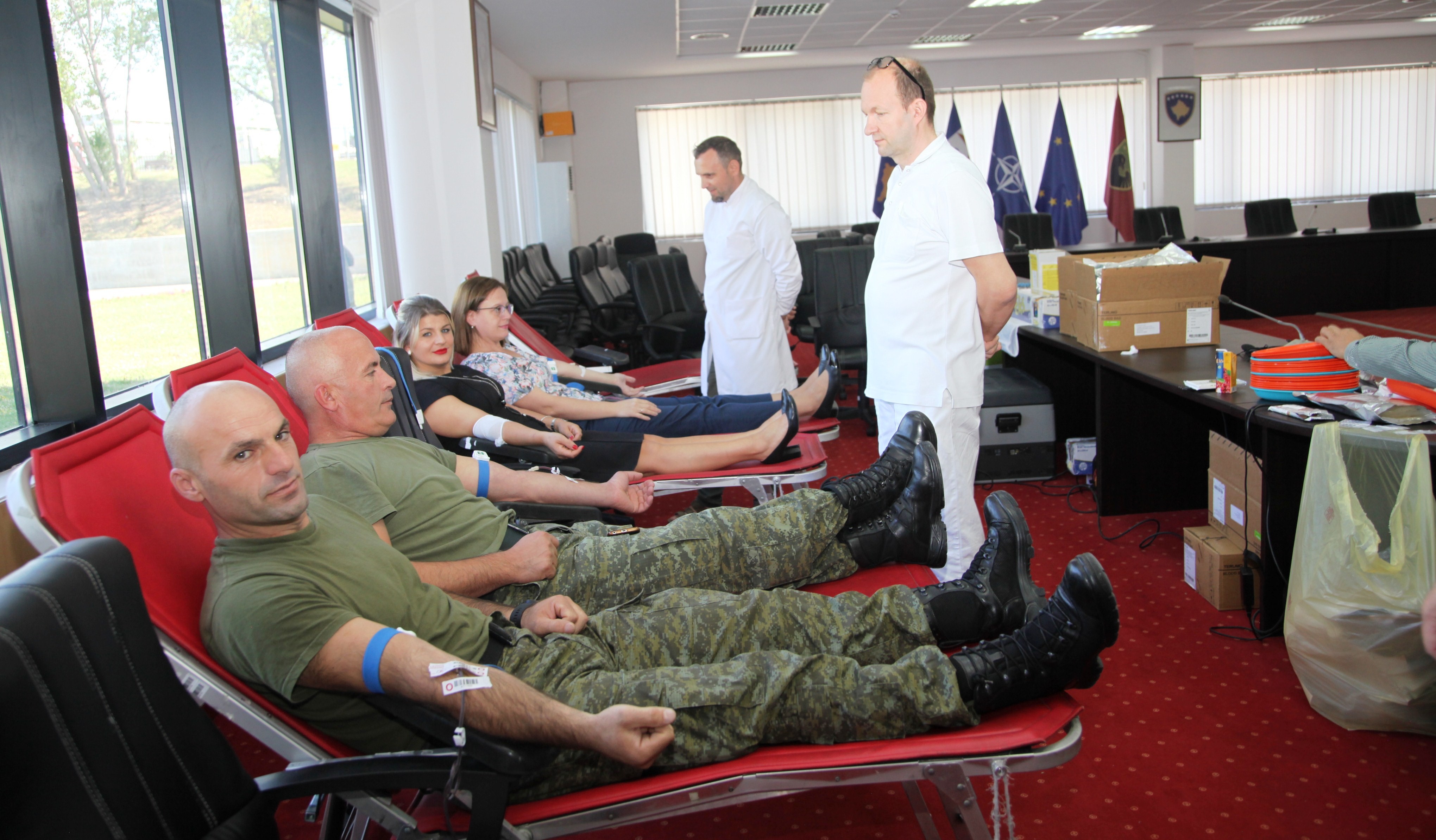 Ushtarak dhe civil të Ministrisë së Mbrojtjes i përgjigjen aksionit për dhurimin e gjakut