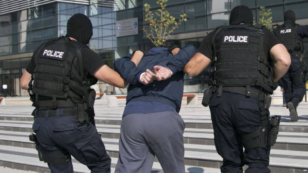 Policia arreston 7 shikues të dhunshëm në palestrën e sporteve në Rahovec