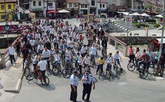 Komuniteti i çiklistëve kërkon korsi për biçikleta