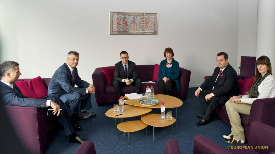  BE publikon foton nga takimi Thaçi-Daçiq