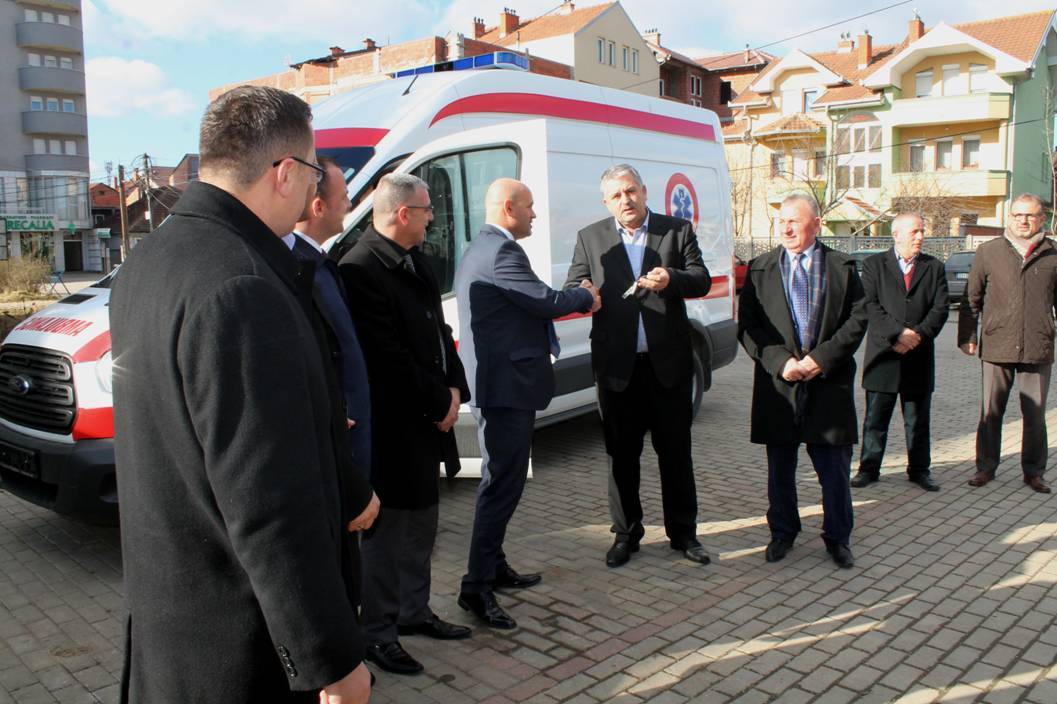 MSh i dhuroi Podujevës një autoambulancë për nevojat shëndetësore
