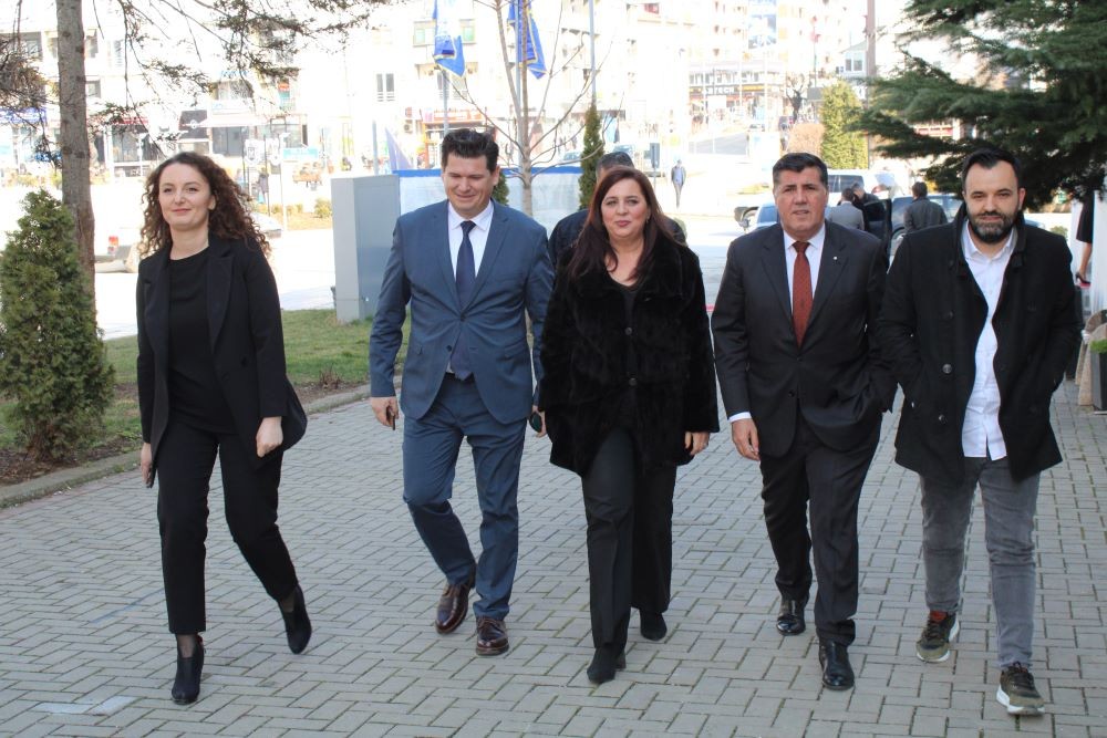 MKRS konfirmon investimet në stadium, teatër e palestrën e Gjilanit
