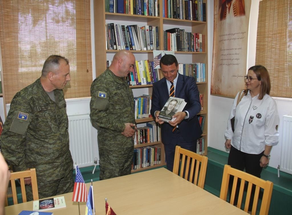 MKRS i dhuroi FSK-së 135 tituj të rinj të librave  