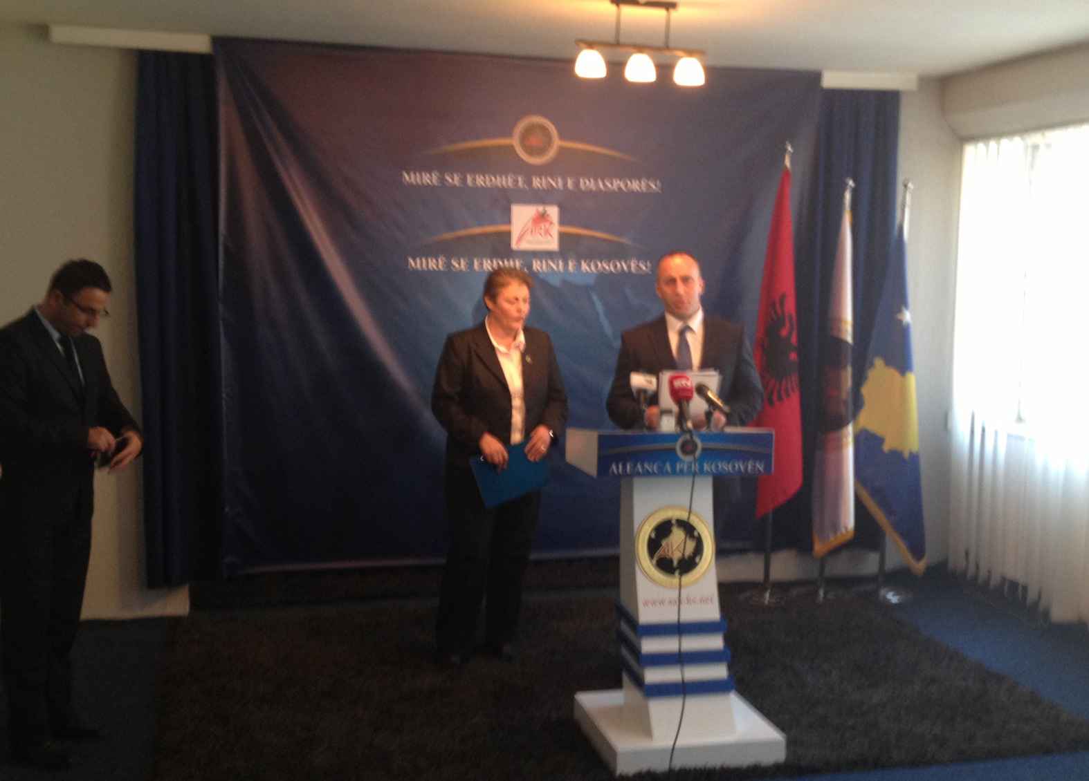 AAK: Qeveria po i deformon shërbimet publike në vend