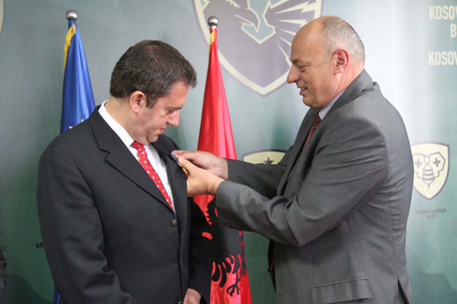 Çeku dekoroi ambasadorin e Shqipërisë në NATO, Artur Kukon 