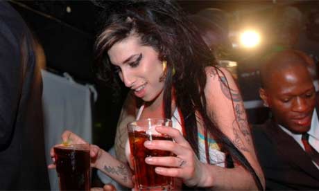 Amy Winehouse vjedh pije alkoolike