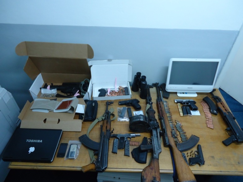 Policia konfiskon tre AK-47 dhe katër revole
