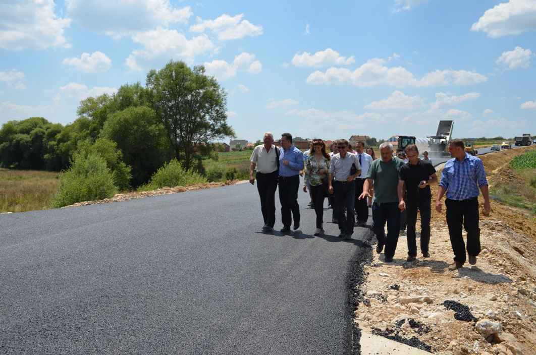 Mujota vizitoi punimet e asfaltimit të rrugëve në fshatin Polac 