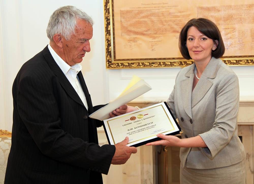 Jahjaga ia dorëzoi urdherin “Hero i Kosovës” familjes së Ilir Konushevcit