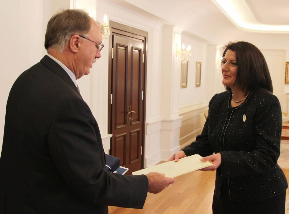 Ambasadori Stuart i dorëzoi letrat kredenciale Presidentes Jahjaga