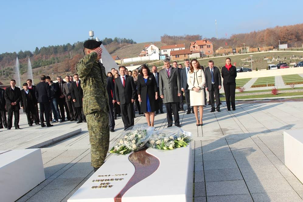 Presidentja Jahjaga vizitoi Kompleksin Memorial në Prekaz