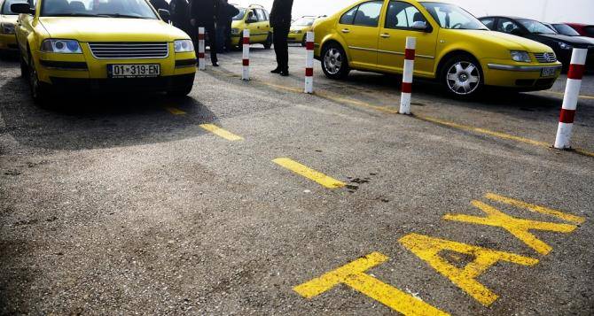 Auto taksitë e Prishtinës dhe Fushë Kosovës pengohen nga policia