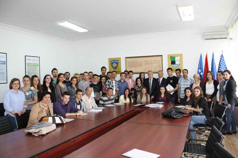 Komuna e Mitrovicës ndau 50 bursa për studentë
