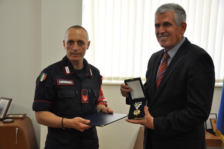 Ministri Rexhepi nderoi me medalje karabinierët italian  