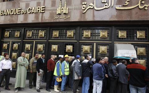 Egjipti hap bankat me orar të kufizuar