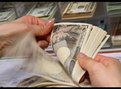 Banka qëndrore japoneze ofron kredi miliardashe për nevojë