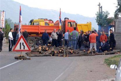 KFOR nis heqjen e barrikadave, serbët grumbullohen të pengojnë