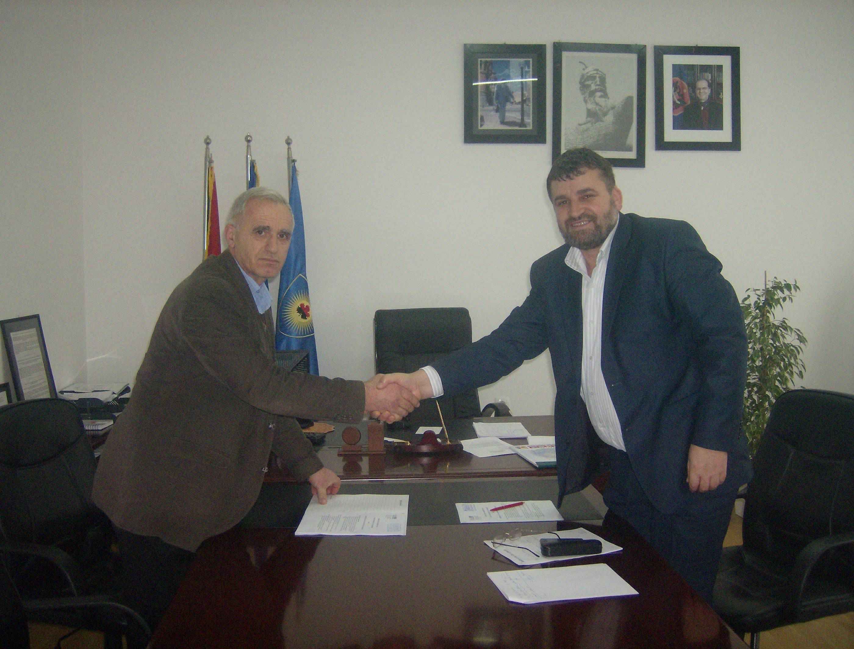 Kuçi nënshkroi marreveshje për bashkefinancim me HandiKos