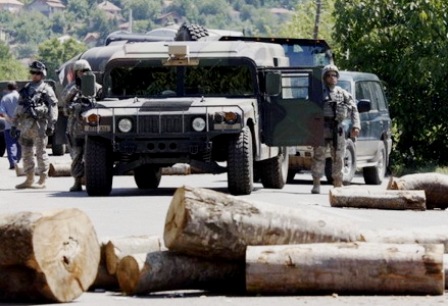 Serbët bllokojnë rrugët kryesore në veri