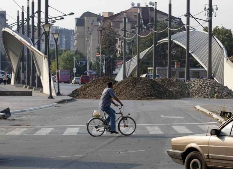 Serbët përforcojn barrikadën në urën kryesore në Mitrovicë