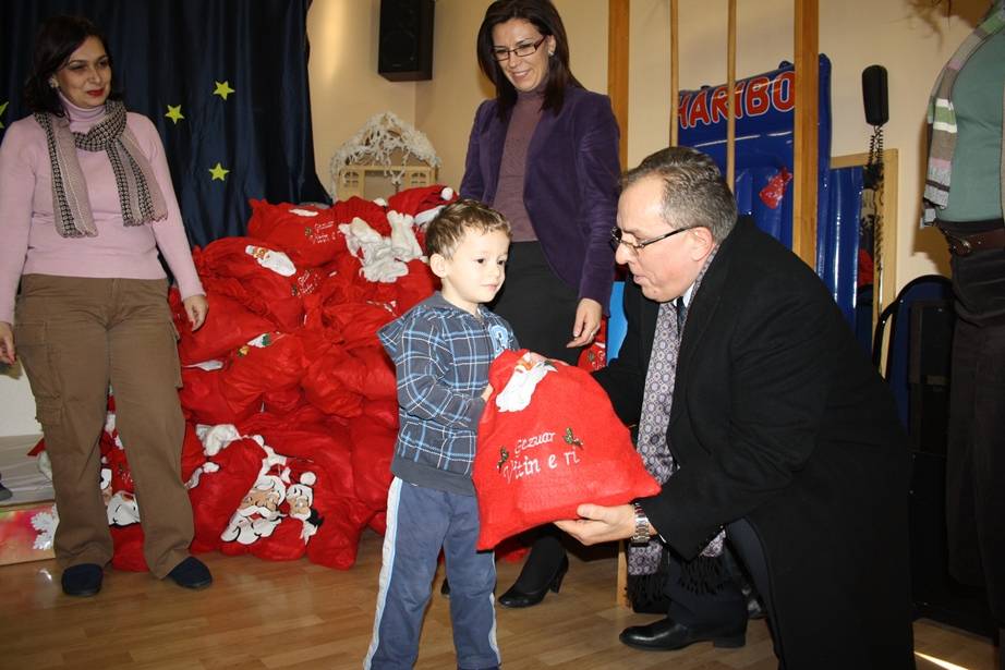 Ministri Buja ndau dhurata për fëmijët e SOS Fshatrave të Kosovës