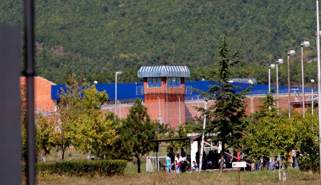 Suspendohen dy oficer të Shërbimit Korrektues të Kosovës